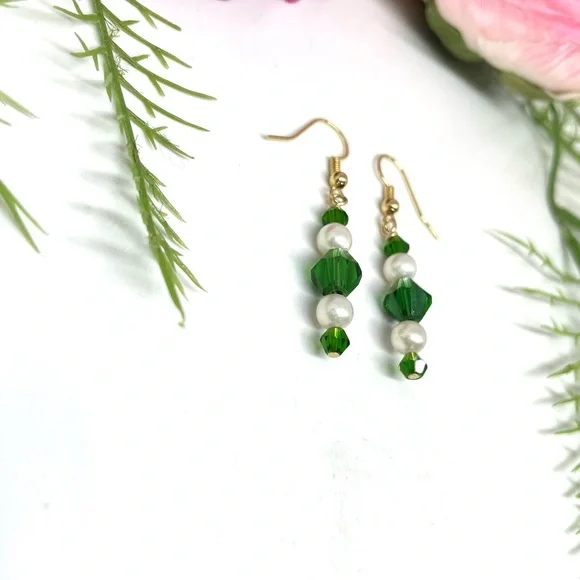NEW⚜️Cultured Pearl & Emerald Green Crystal Drop Earrings - Picture 4 of 5